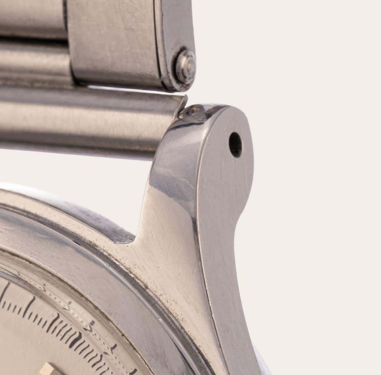 The curly lug and the double-stepped bezel